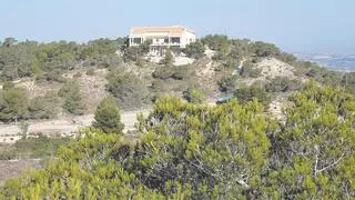 ¿Tiene los días contados este chalé ilegal de 360 metros cuadrados en el corazón de Sierra Escalona?