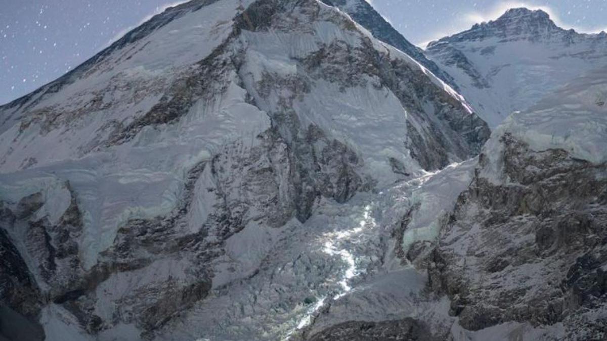 Uno de los sectores que los escaladores atraviesan para ascender hacia la cima del majestuoso Monte Everest.