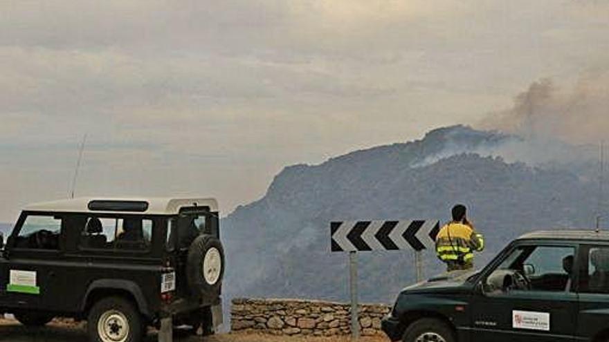 Agentes medioambientales vigilan el incendio desatado en Fermoselle en agosto de 2017.