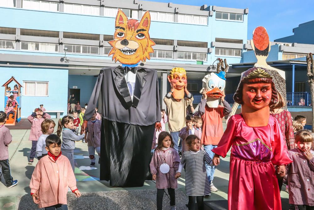 Los profesores recrean la tradición del pasacalles de La Charamita en el patio del Colegio Público Cuba durante las fiestas patronales