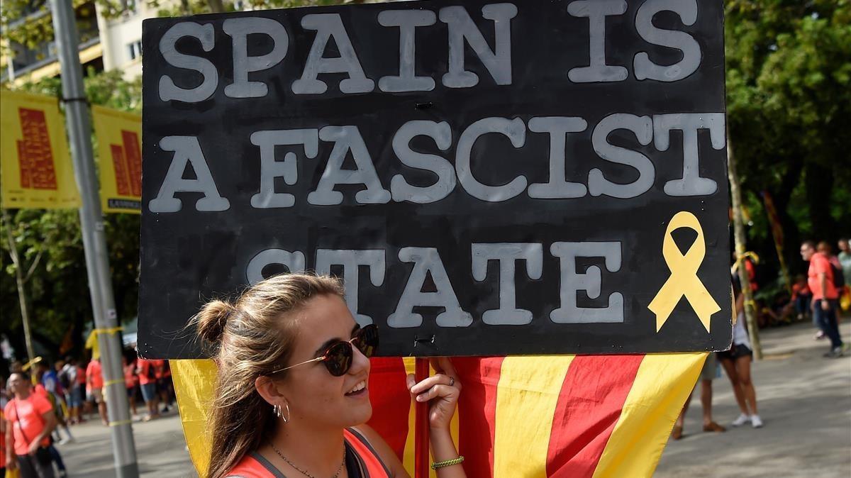 lainz44993472 a woman holds a sign calling spain  fascist  during a pro in180911173739