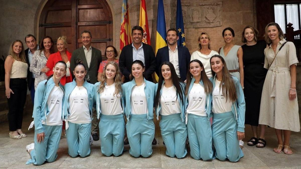 La polémica imagen de las gimnastas medallistas en el Palau de la Generalitatl gimnasia