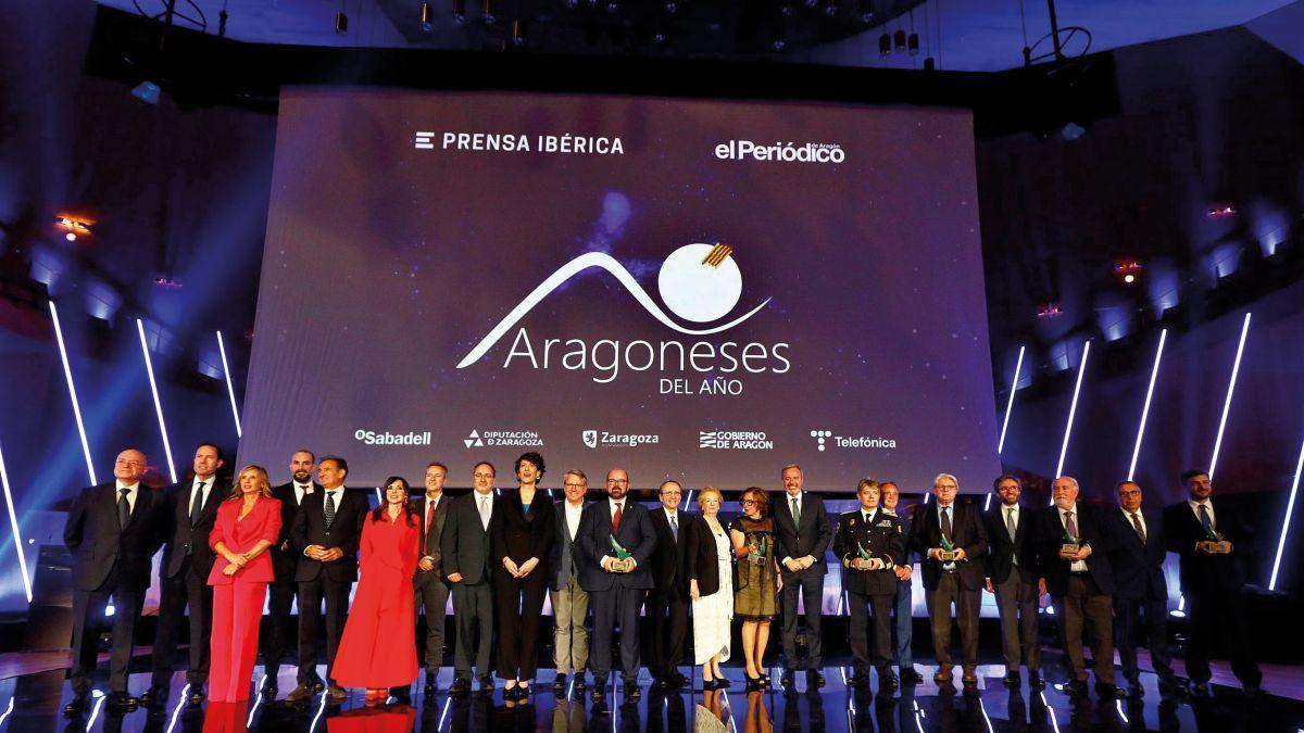 Foto de familia de los premiados en los Aragoneses del Año 2025 y autoridades.