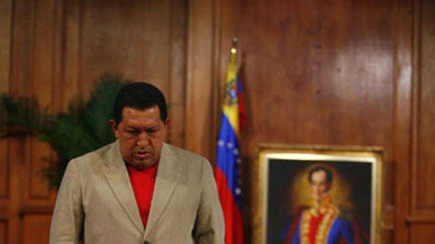 El Presidente venezolano Hugo Chávez exhibe el mismo modelo de lanza granadas AT-4 que su homólogo colombiano, , Álvaro Uribe, asegura haber descubierto en manos de las Fuerzas Armadas Revolucionarias de Colombia