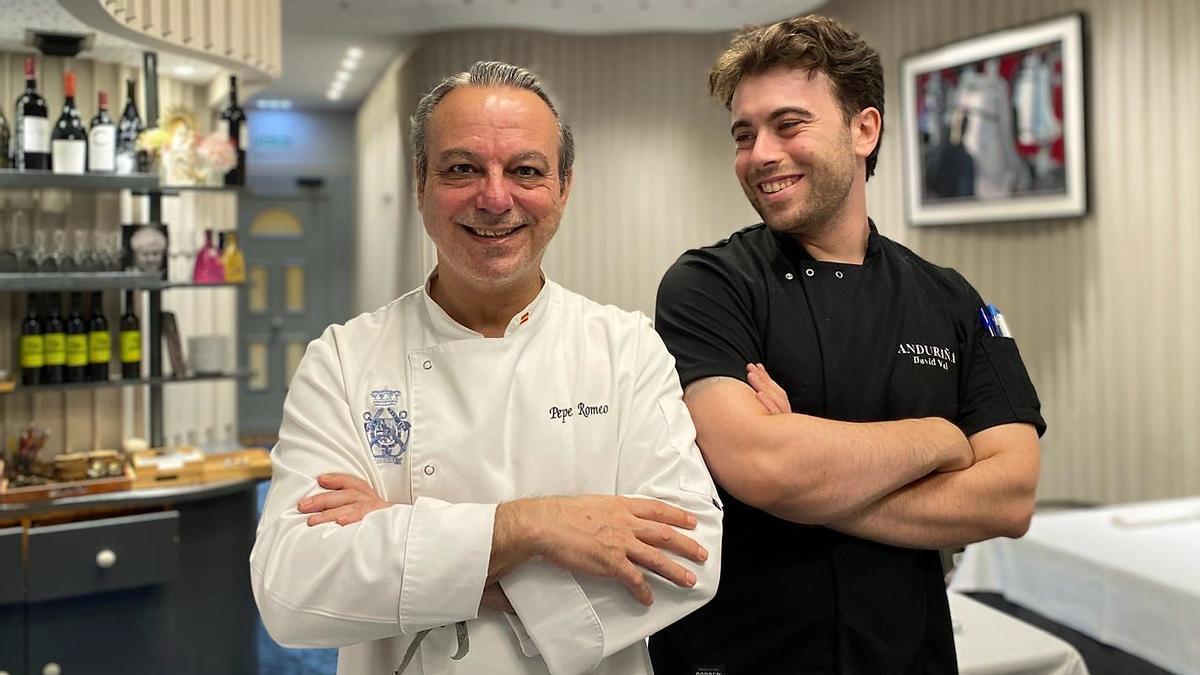 Pepe Romeo y Carlos Navarro, en la sala del restaurante Novo Maite Anduriña (Zaragoza).
