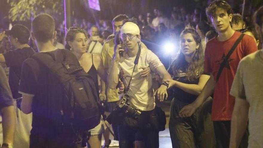 VÍDEO | El fotoperiodista agredido por un policía en la manifestación contra la saturación turística del 26J presenta una denuncia por tres delitos