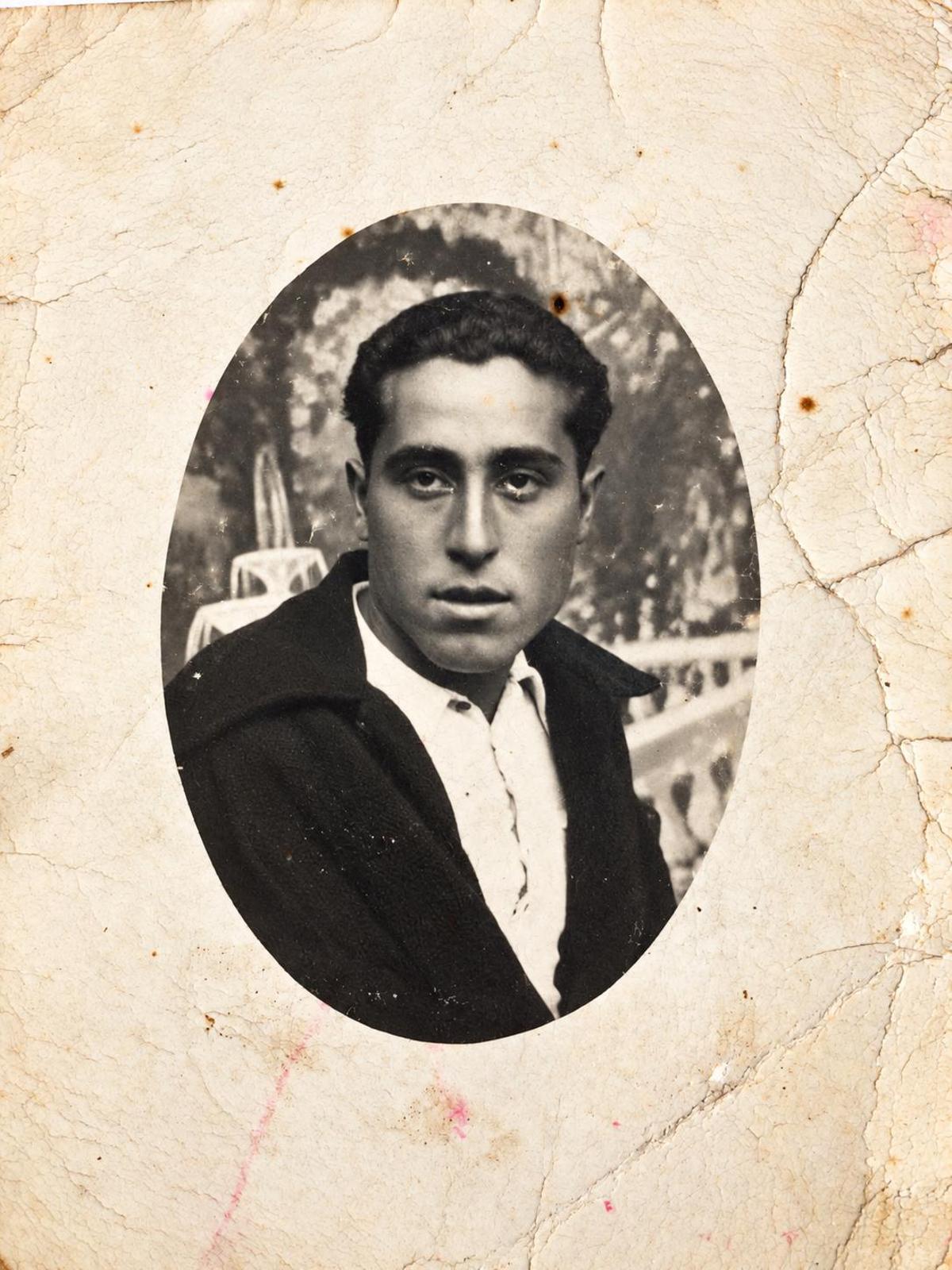 Foto de carnet de José.