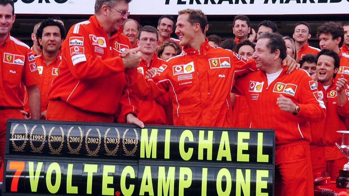 Michael Schumacher celebra su séptimo título mundial de F1, el quinto con Ferrari