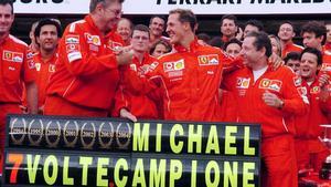 Michael Schumacher celebra su séptimo título mundial de F1, el quinto con Ferrari