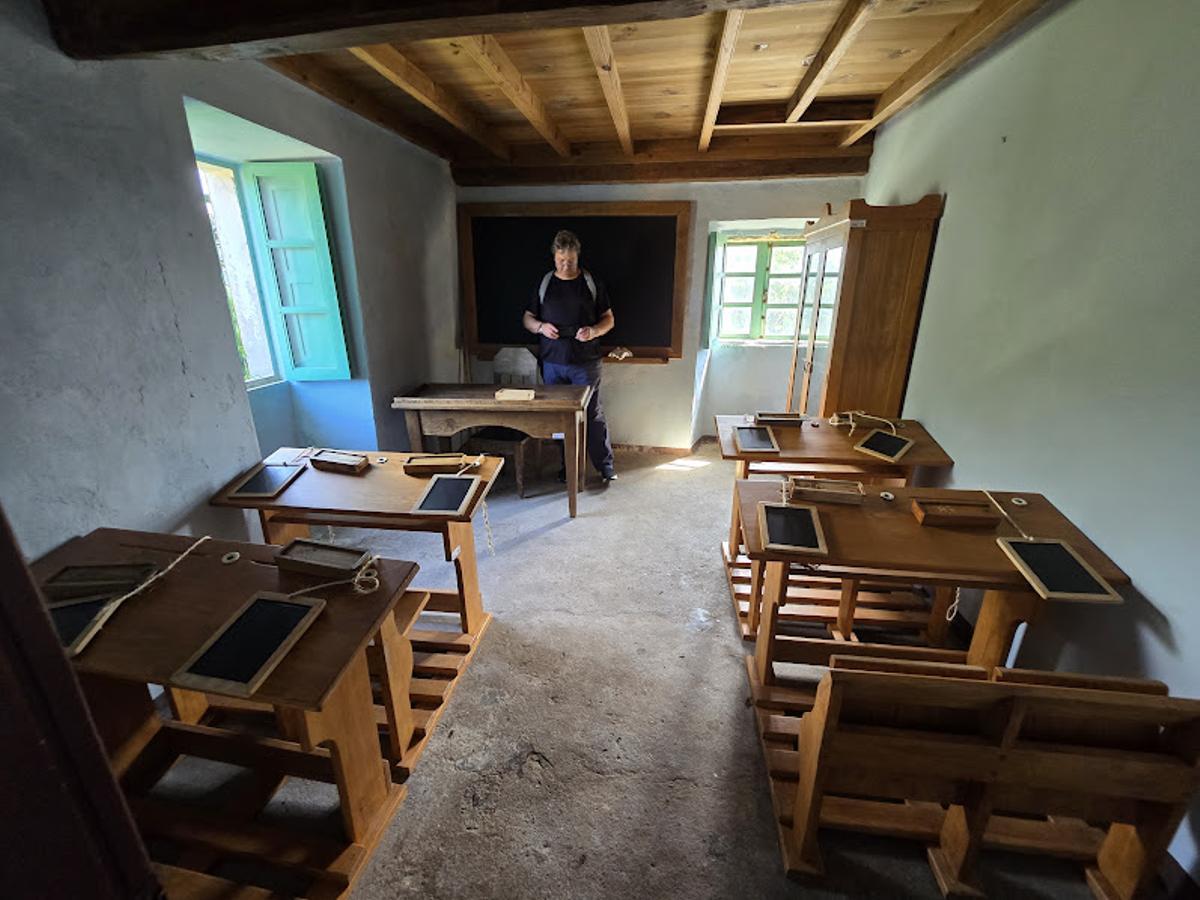 La restaurada escuela de Sálvora.
