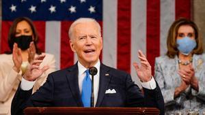 Joe Biden durante su discurso en el Congreso. Detrás, Kamala Harris y Nancy Pelosi.