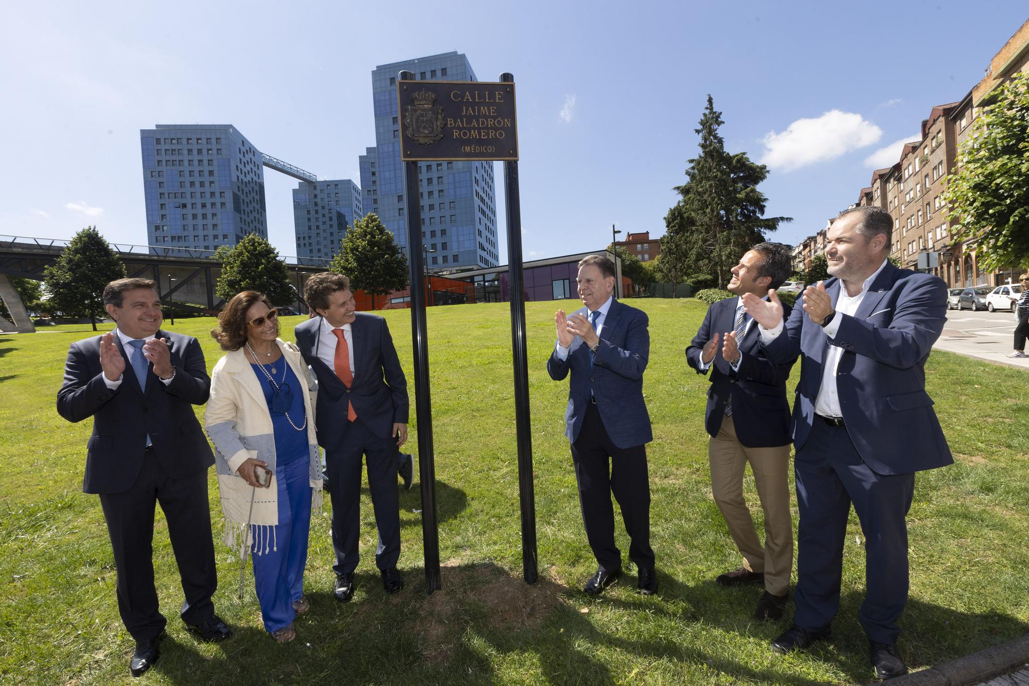 EN IMÁGENES: Jaime Baladrón, fundador y director del Curso MIR Asturias, estrena calle en Oviedo