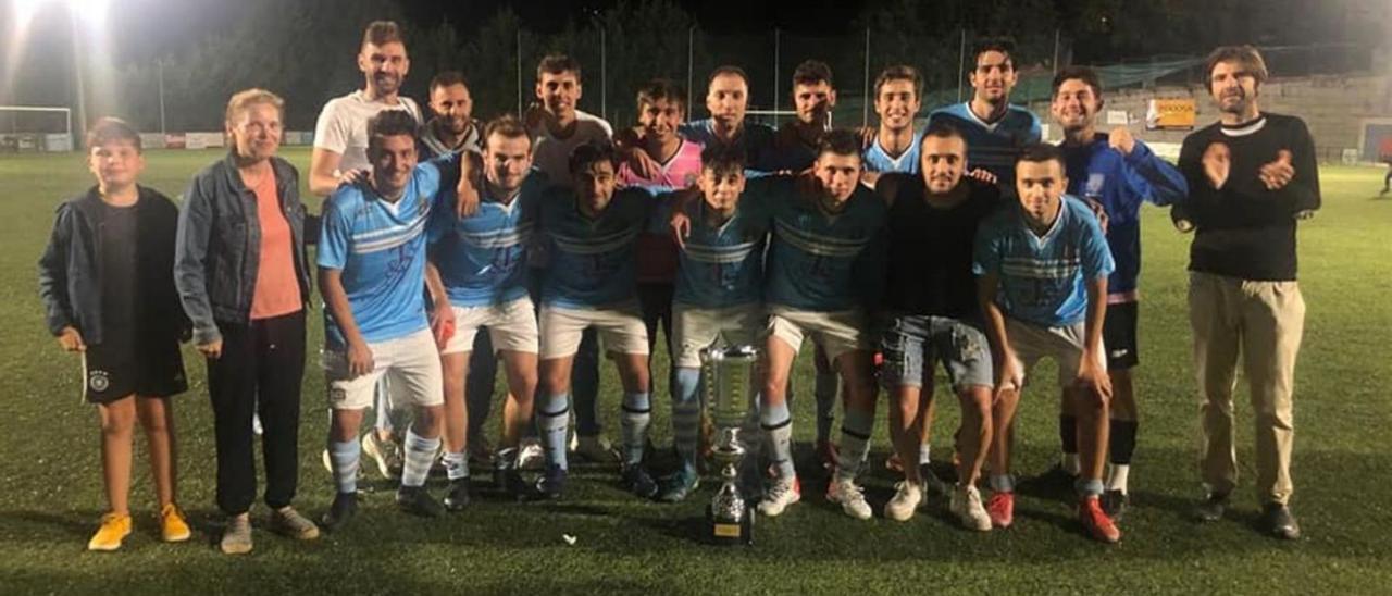 El primer equipo moañés celebra el Trofeo Vila de Moaña logrado este sábado. |  CD MOAÑA