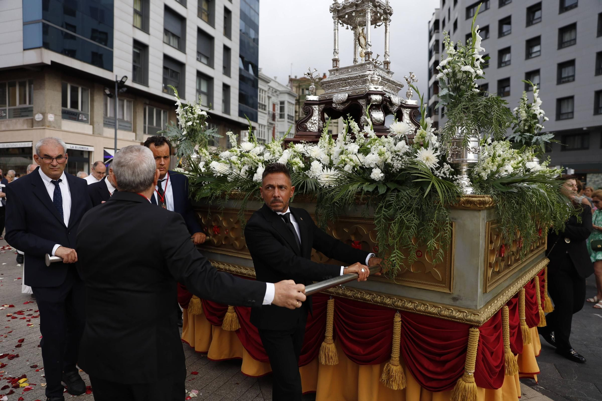 Pétalos, incienso, niños... así fue la procesión del Corpus Christi en Gijón (en imágenes)