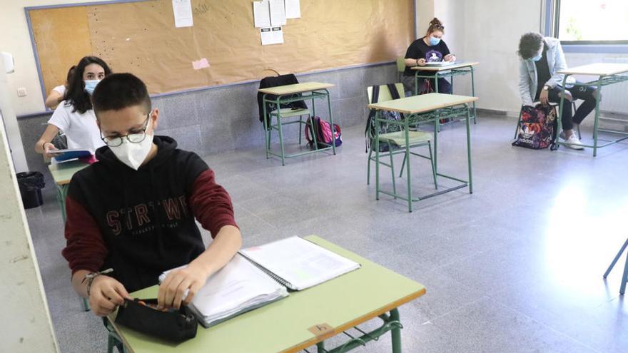 Alumnos de un instituto de Santiago preparando el examen de la ABAU. // Xoán Álvarez