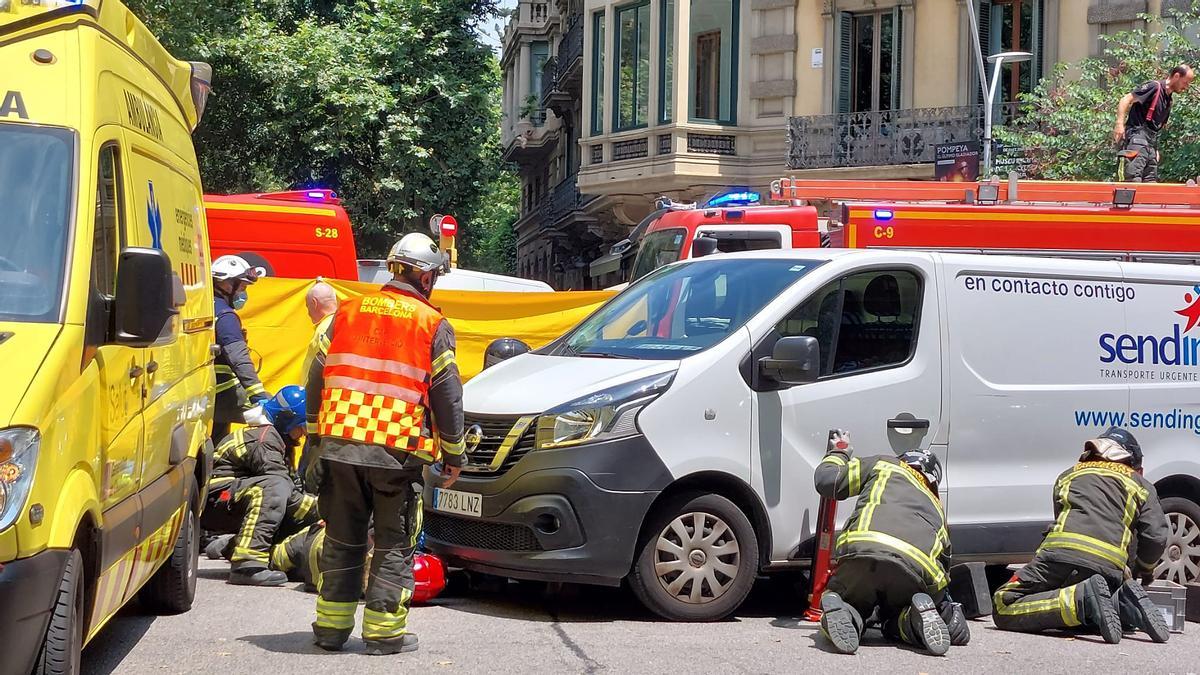 Una mujer es atropellada en la esquina de la c/ Diputació con la c/ Aribau quedando atrapada debajo la furgoneta