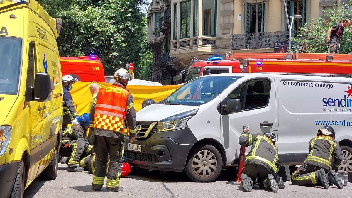 Una dona és atropellada amb una furgoneta i queda atrapada sota el vehicle a Barcelona Una dona és atropellada amb una furgoneta i queda atrapada sota el vehicle a Barcelona