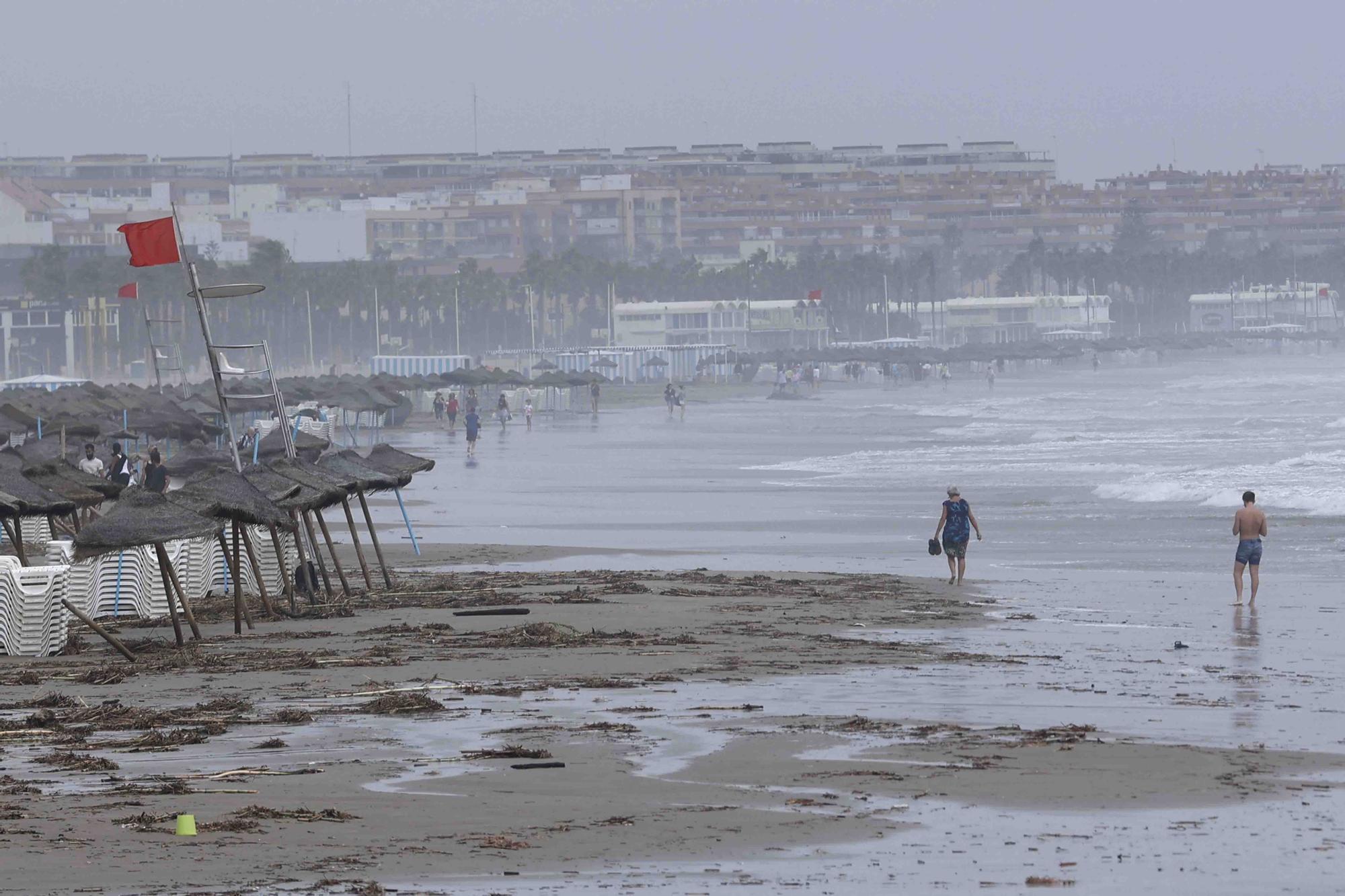 La playa de la Malvarrosa despues del temporal