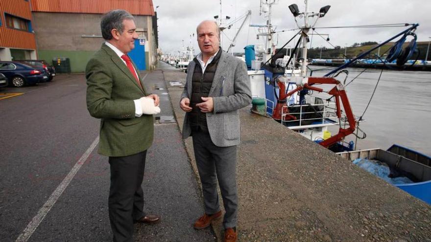 Por la izquierda, Carlos Rodríguez de la Torre y Luis Venta, ayer, en el muelle de la vieja rula avilesina.