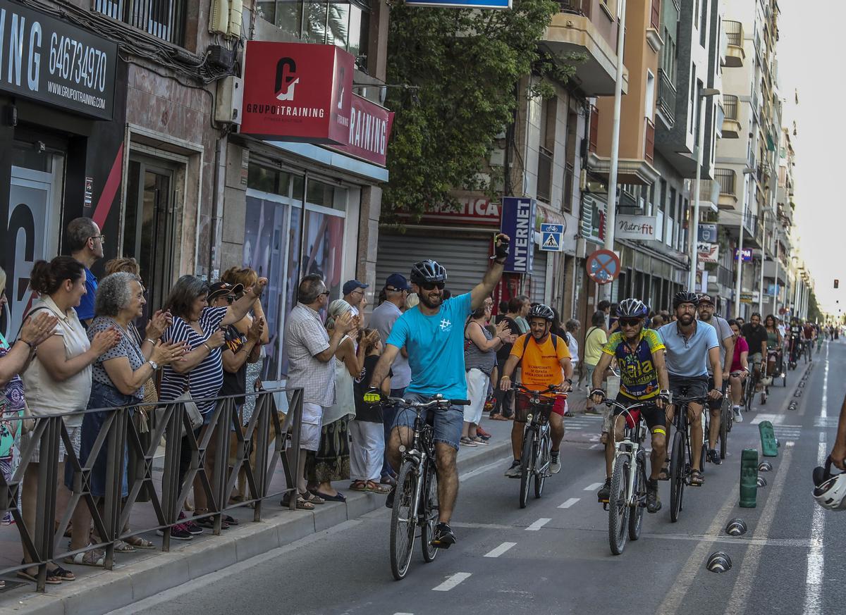 La protesta contra la supresión del carril-bici de Juan Carlos I