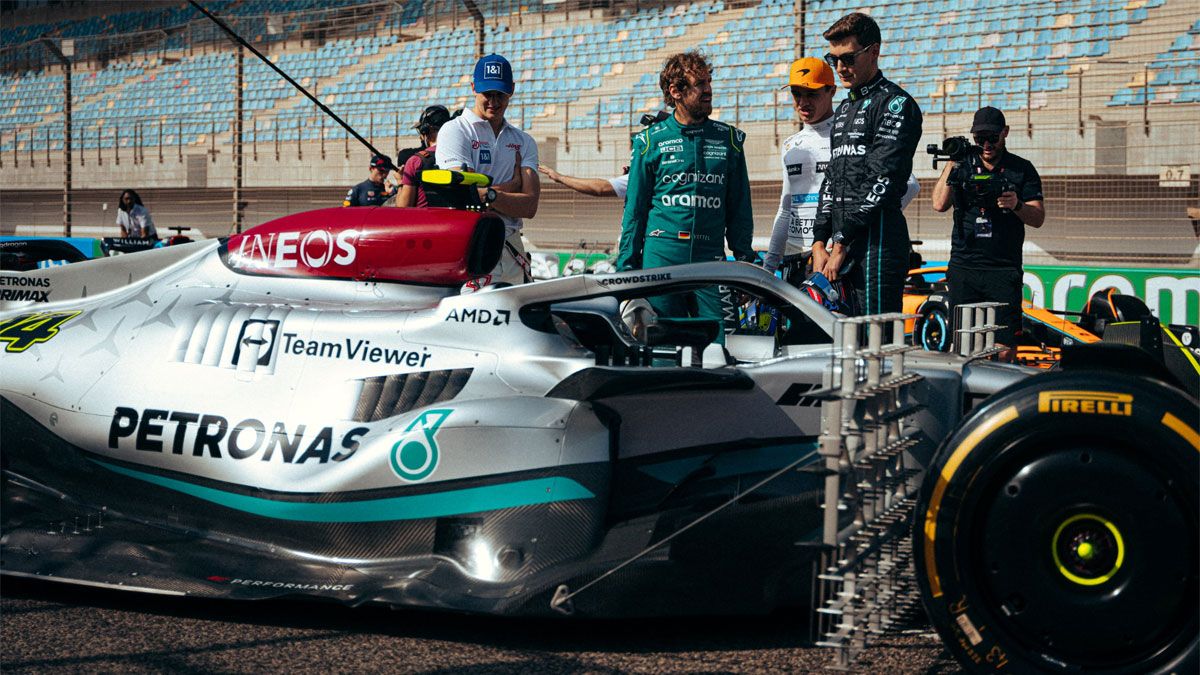 Los pilotos de F1 miran sorprendidos el nuevo Mercedes sin pontones