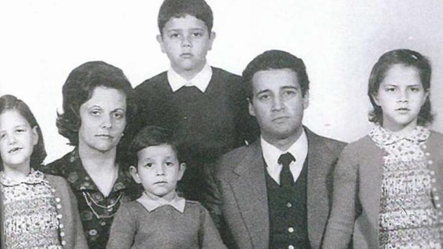 Antonio Platas, con su mujer y sus hijos en una imagen de su juventud. / la opinión