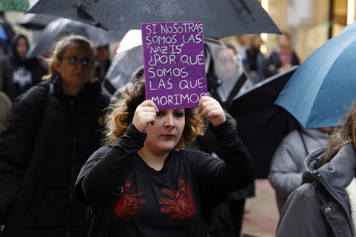 Una mujer sostiene un cartel reivindicativo en la manifestación del 8-M del año pasado de Pontevedra.