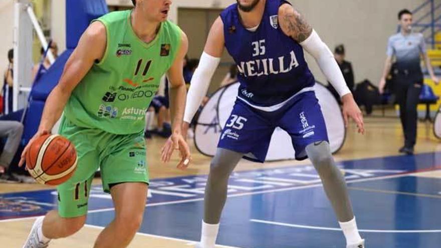 Chema González, con el balón ante Guerra en el partido de Melilla.