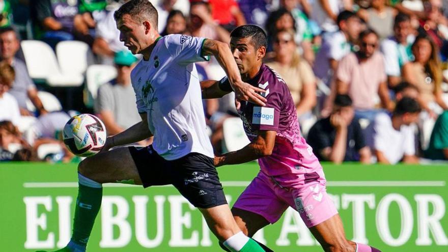 Un momento del partido de este sábado entre el Racing y el Málaga CF.