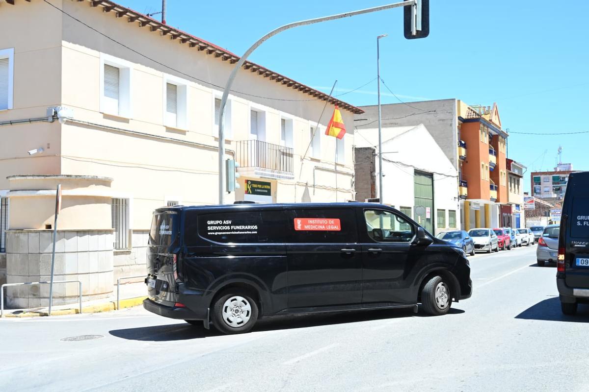 Investigación abierta en el cuartel de Dolores tras hallarse los cuerpos de un guardia civil, su mujer y su hijo
