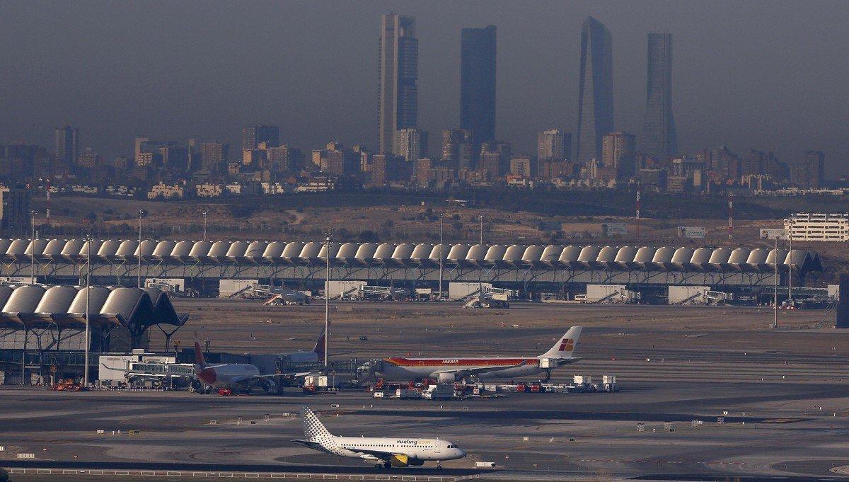 Barajas airport in Madrid, Spain, is seen in this December 2, 2015 file photo.Spanish authorities evacuated all passengers and crew from a flight bound for Riyadh, Saudi Arabia, at Madrid’s Barajas international airportDebruary 4, 2016,  after a bomb threat on Thursday, Spain’s airport operator Aena said. REUTERS/Sergio Perez