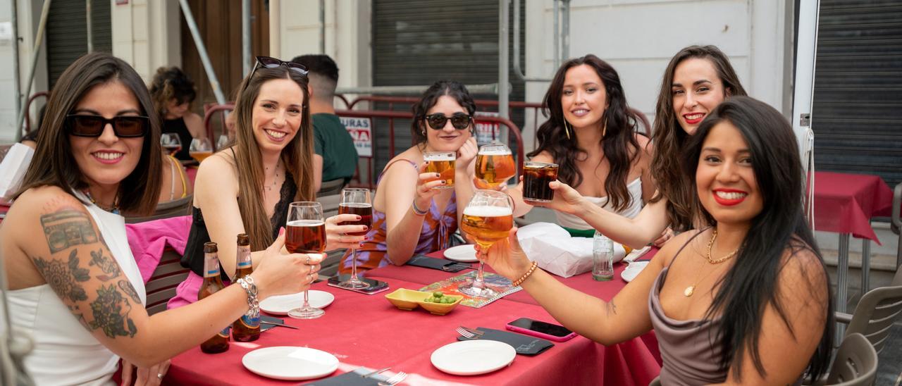 Un grupo de amigas en la Casona Baja, ayer.