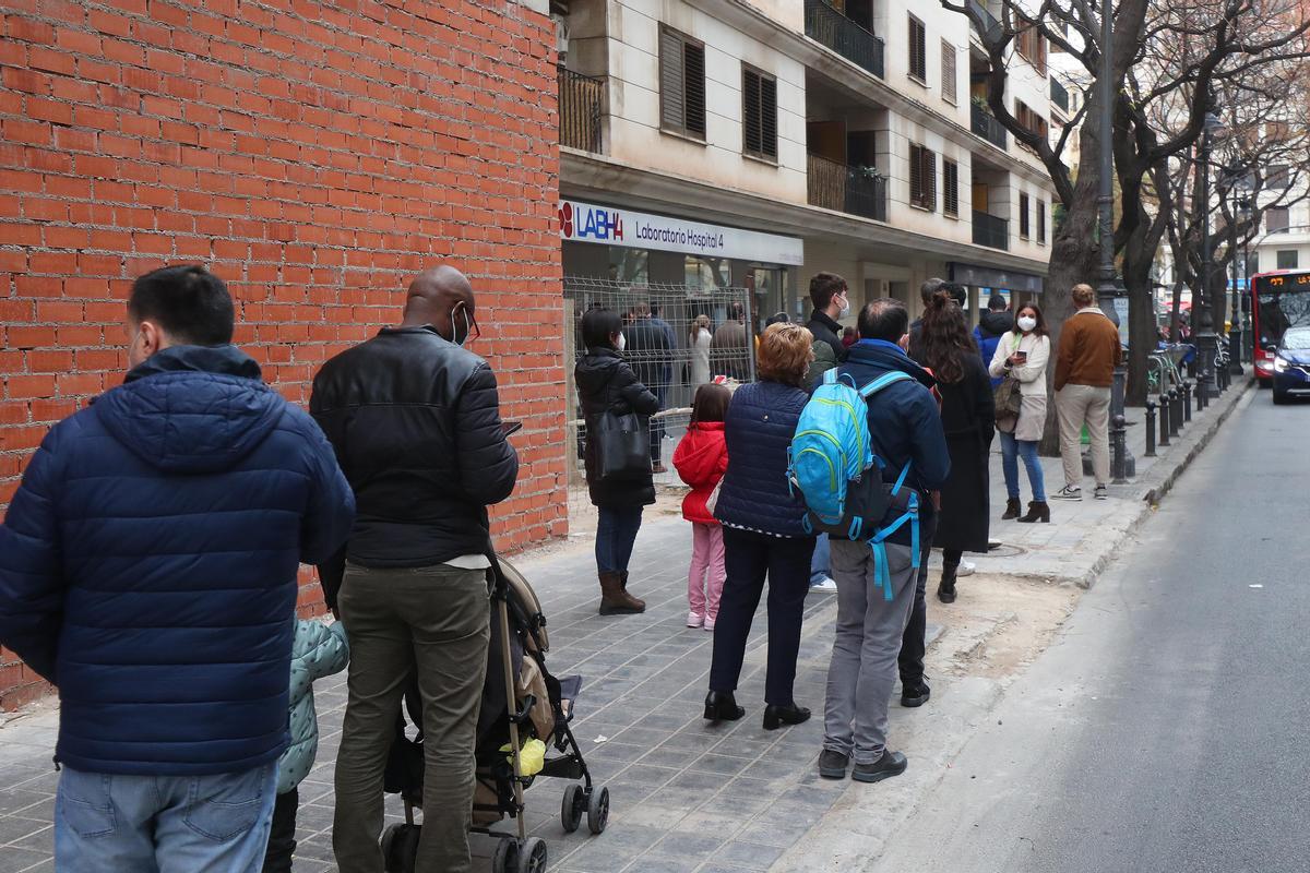 Colas para realizarse una prueba de antígenos en València