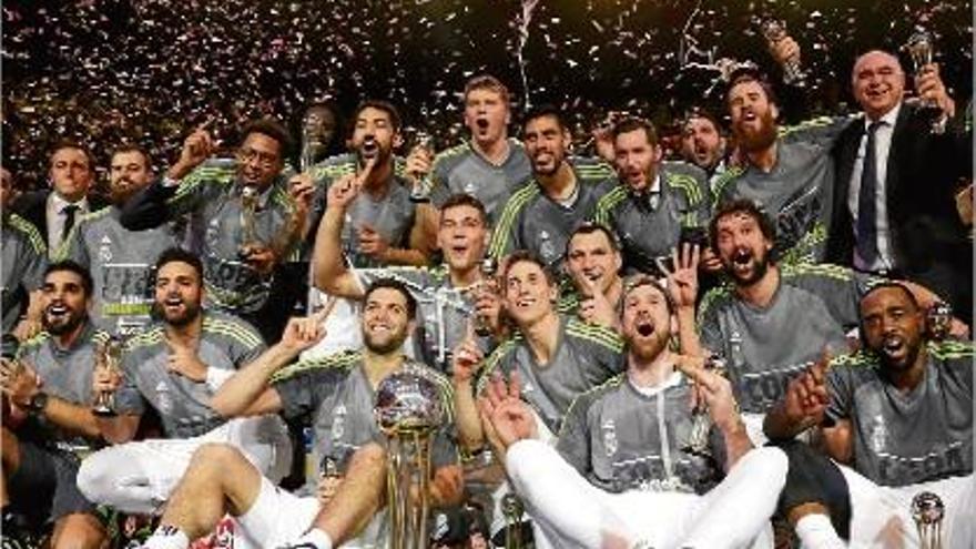 Els jugadors del Madrid celebrant la Copa del Rei ahir a la Corunya.