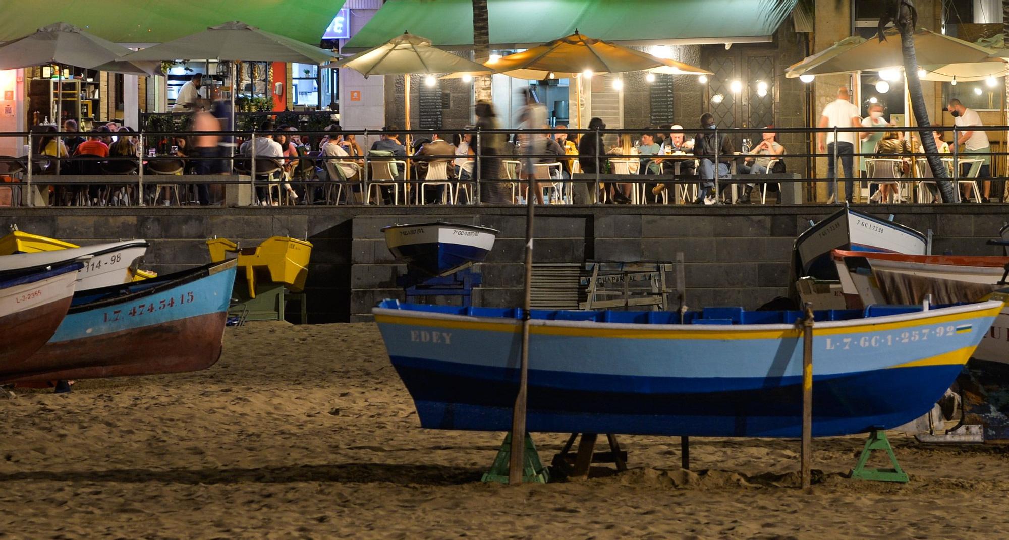 Ambiente previo al toque de queda en Las Canteras (9/05/2021)