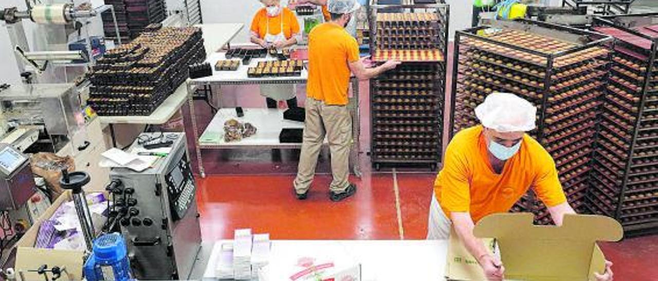 Operarios envasando galletas en las instalaciones de la empresa en Elda | Áxel Álvarez