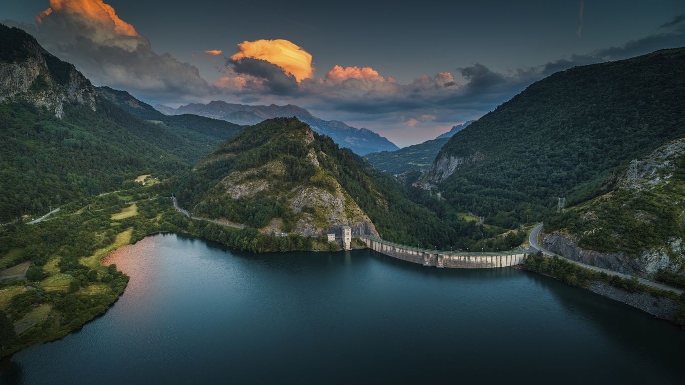 Nubes doradas sobre Embalse de Lanuza, Huesca.