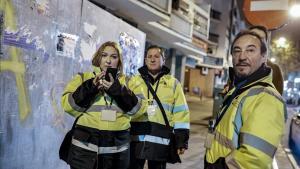 Los serenos de Santa Coloma, durante su primera ronda nocturna.