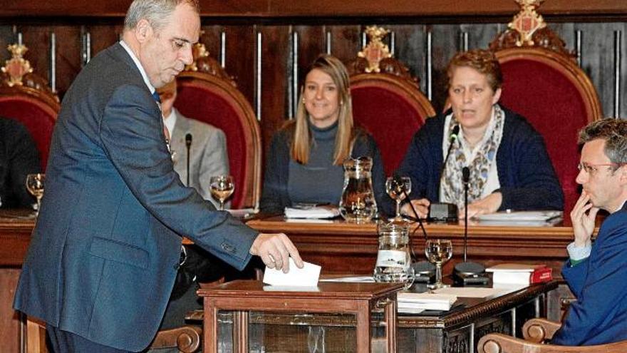 Albert Ballesta, ahir, votant-se per segona vegada en quatre dies com a alcalde de Griona