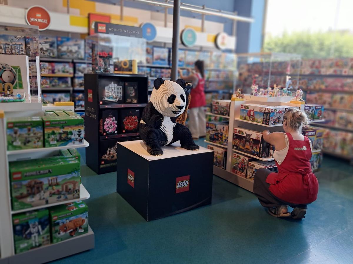 Ungran ós panda fet amb peces blanques i negres rep la clientela al 'corner' de Lego