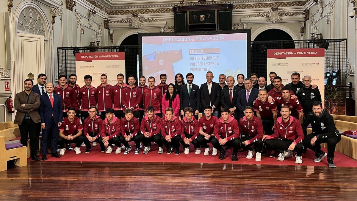 Foto de familia de la recepción del Pontevedra CF en la Diputación Provincial. |  // GUSTAVO SANTOS