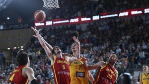 OVIEDO, 02/03/2026.- El pívot de la selección ucraniana Artem Pustovyi (c) pelea un balón con Oriol Paulí (2-i) y Pierre Oriola (2-d), ambos de España, durante el partido de la segunda ventana de clasificación para el Mundial de Qatar 2027 disputado este lunes en el Palacio de los Deportes de Oviedo. EFE/Eloy Alonso
