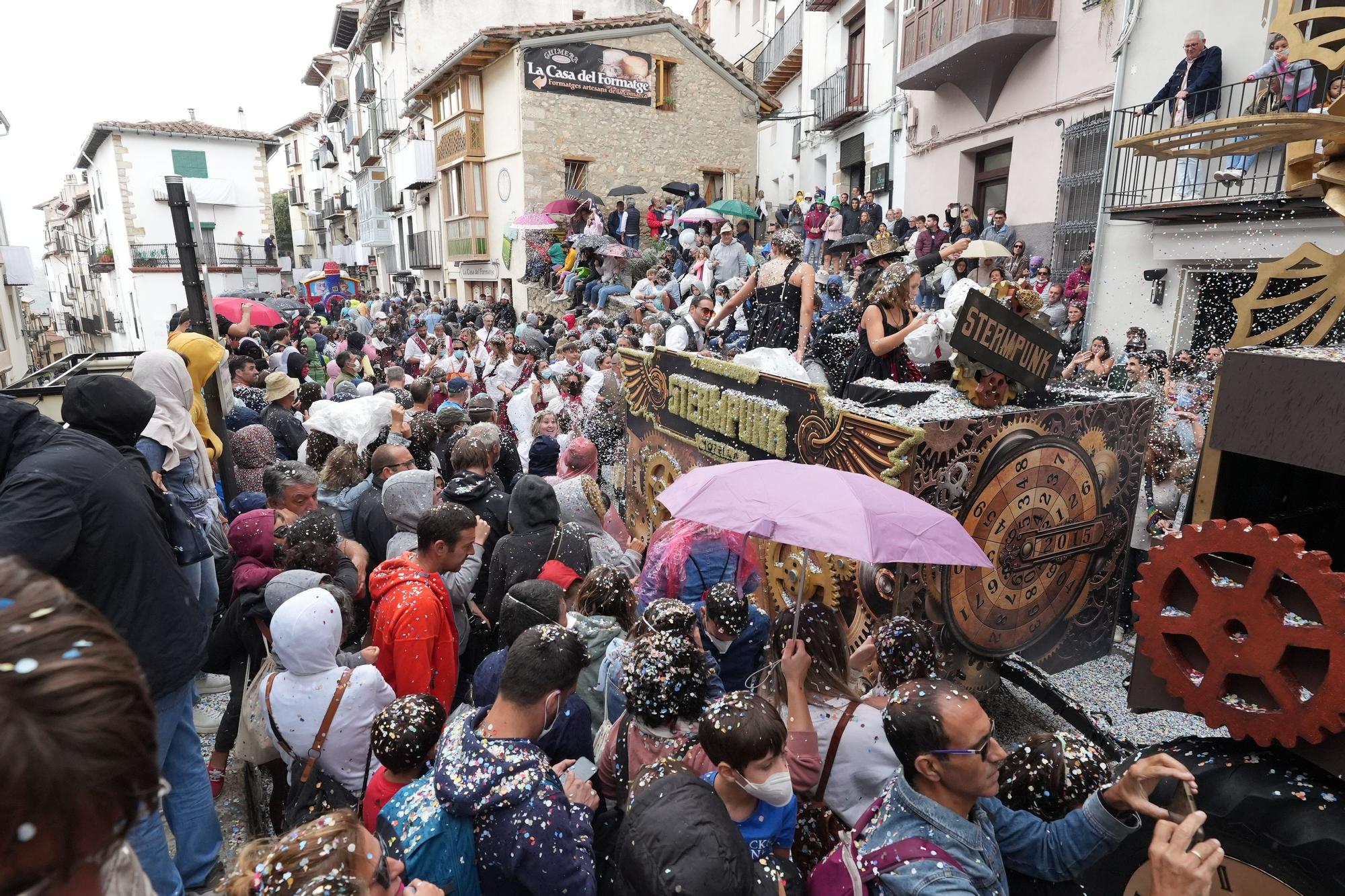 Búscate en el desfile de carrozas y disfraces de l'Anunci de Morella