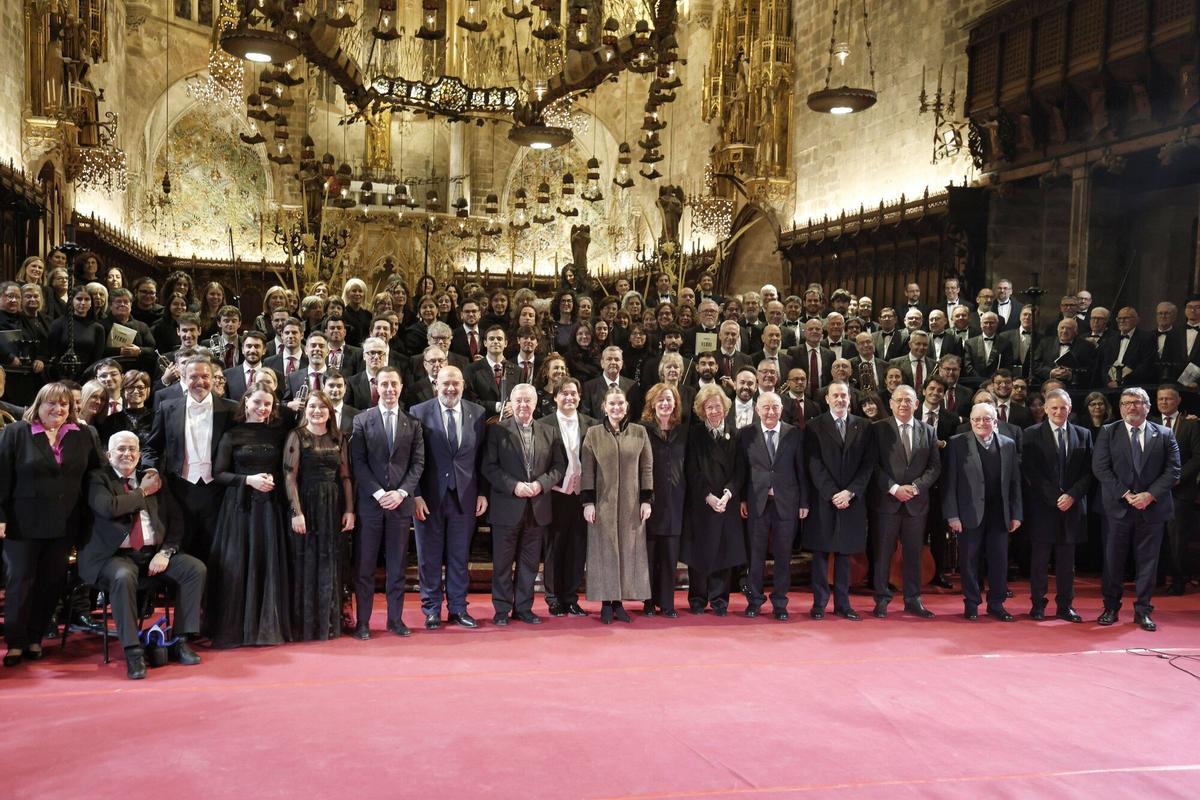 Doña Sofía y las infantas Elena y Cristina, acompañadas de Victoria Federica e Irene Urdangarin, en el Concierto de Semana Santa que se celebra en la Catedral de Mallorca