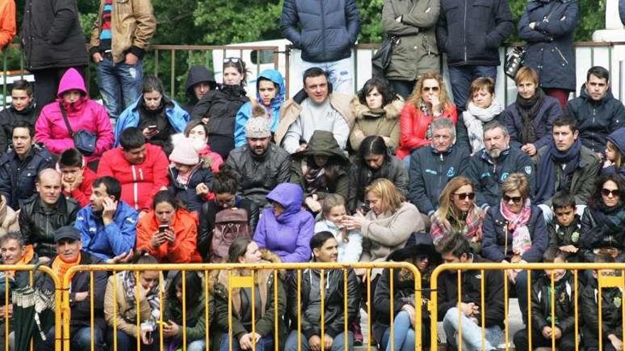 La gente abarrotó la bancada. // Bernabé/Luismy