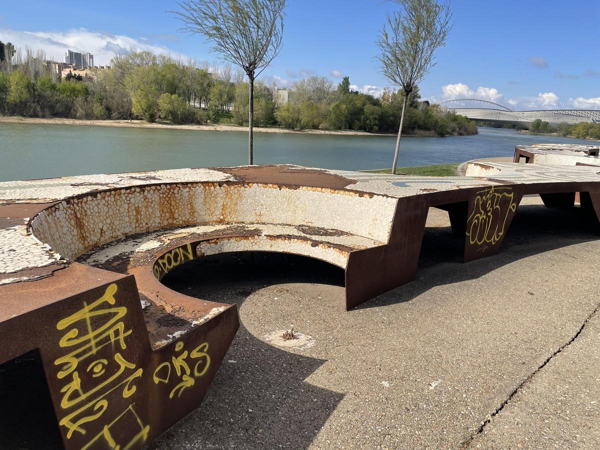 Pocos paseantes se atreven a sentarse en los que un día fueron unos bonitos bancos.