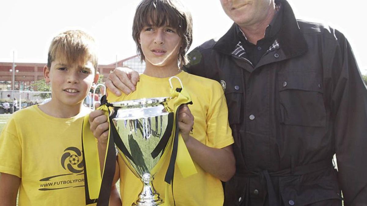 Pablo Moreno amb el trofeu de campió de Lliga 2011-12. | CD CIUDAD DE GRANADA