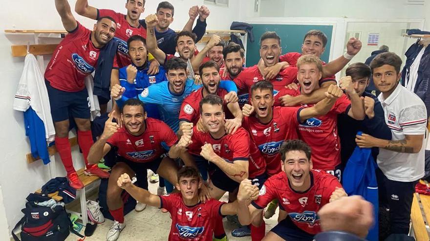 Los jugadores del Diocesano celebran la victoria ante el Aceuchal.