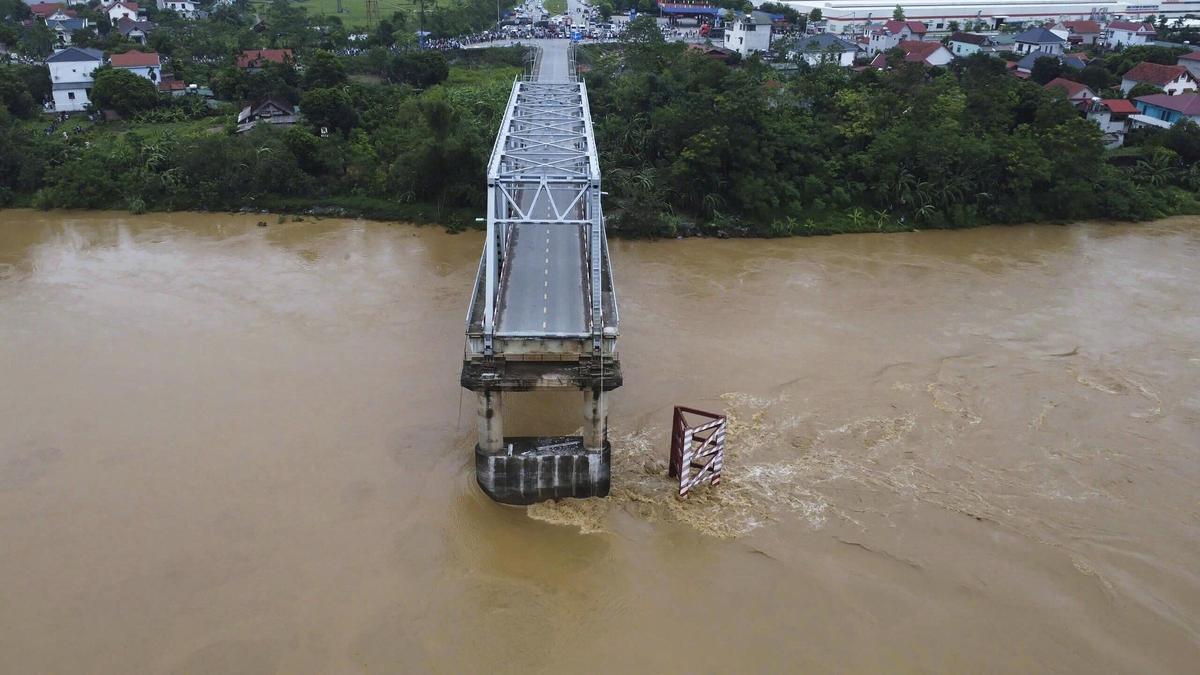 Un puente se desploma en Vietnam y deja al menos 13 desaparecidos