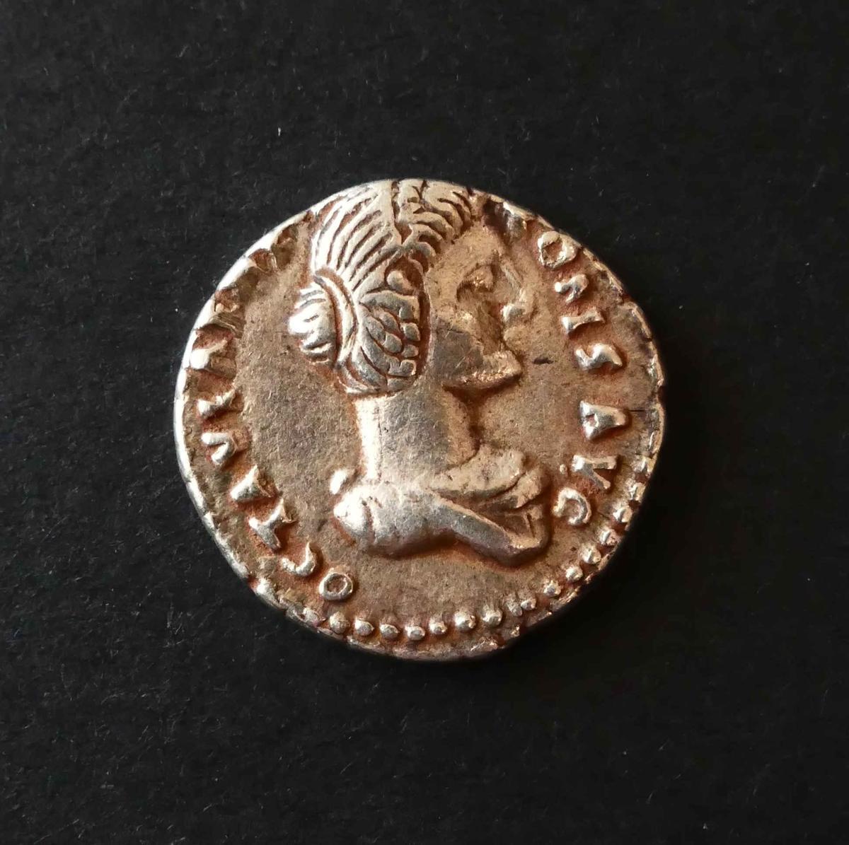 Octavia, esposa de Nerón, en una moneda de plata.
